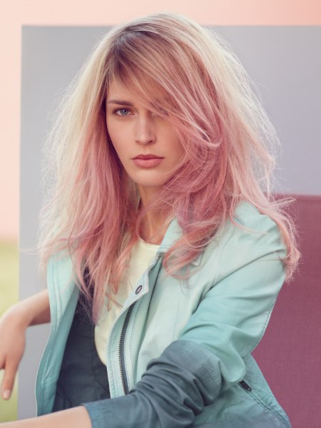 Beperkt houten Klusjesman Trendy lang haar met roze en blonde kleuring | Stone washed look