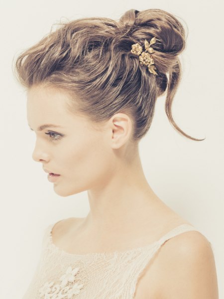 Romantisch opsteekkapsel met een bloem in het haar