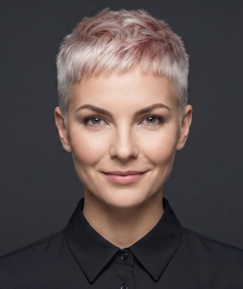 Ultrakort blond haar met roze accenten