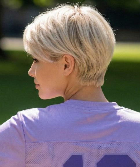 Sportieve vrouw met haar in een blonde pixie cut
