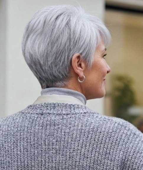 Praktisch kort kapsel voor grijs haar