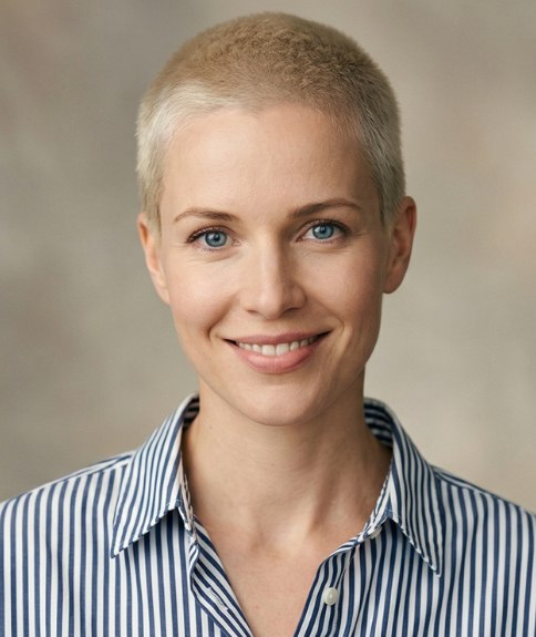 Vrouw met kortgeschoren haar