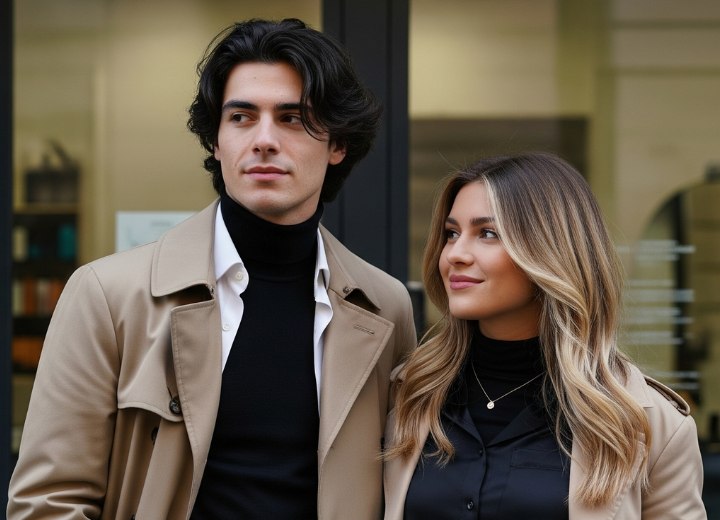 Een koppel, man en vrouw, met nieuwe lange kapsels