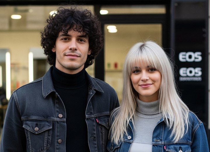 Man met krullend haar tot op de kraag en vrouw met lang platinablond haar