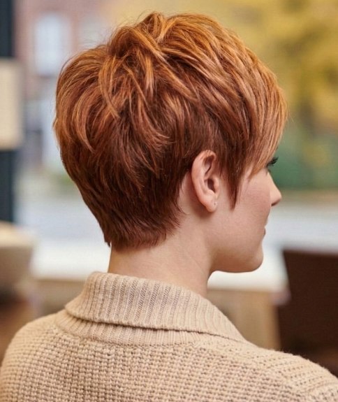 Gelaagd kort kapsel voor de herfst