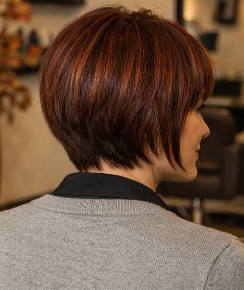 Bob waarbij het haar in de nek zeer kort is geknipt