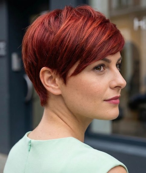 Zomerse stijl met kort rood haar