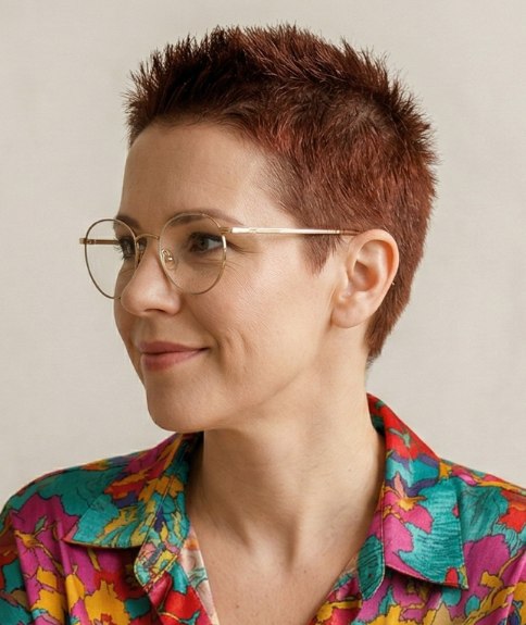 Vrouw met rood haar in een buzzcut