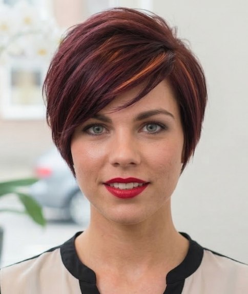 Stijlvol kapsel waarbij het nekgedeelte volledig vrij blijft