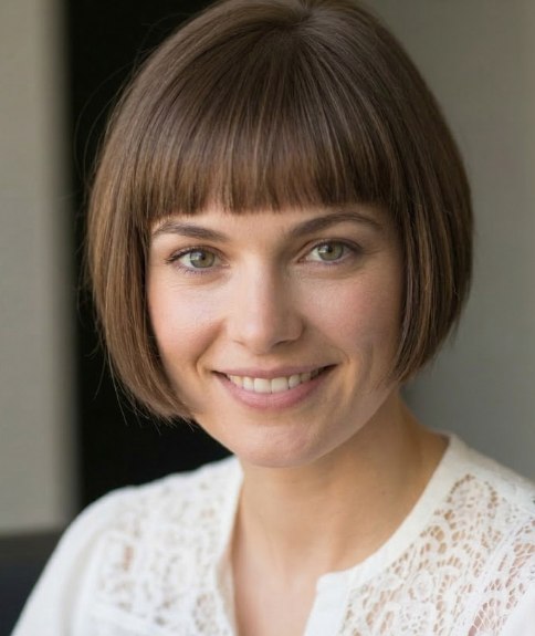 Korte bob met een stompe pony, net boven de wenkbrauwen geknipt