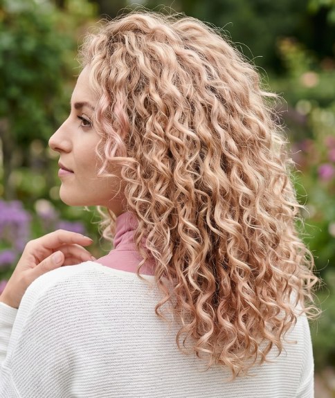 Lang, krullend haar met roze tinten