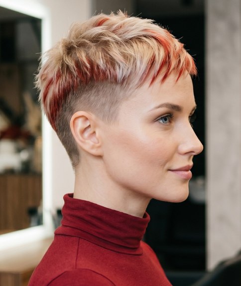 Ultrakort blond haar met rode lokken