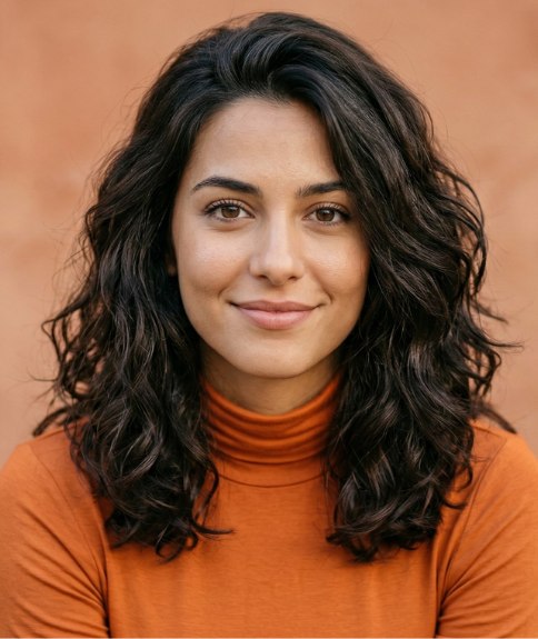 Vrouw met lang, krullend haar, vóór een make-over