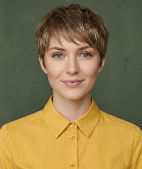 Vrouw met kort haar na een gedurfde make-over