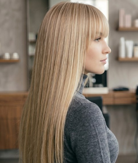 Zeer lang blond haar met een pony
