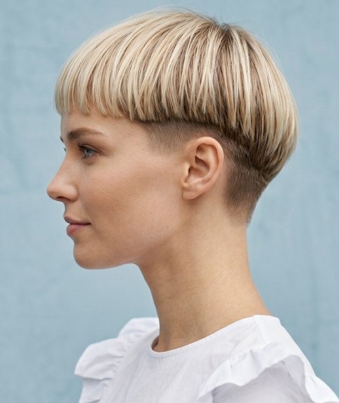 Blonde komvormige coupe voor de zomer
