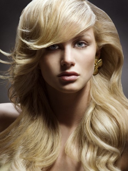 lang golvend blond haar