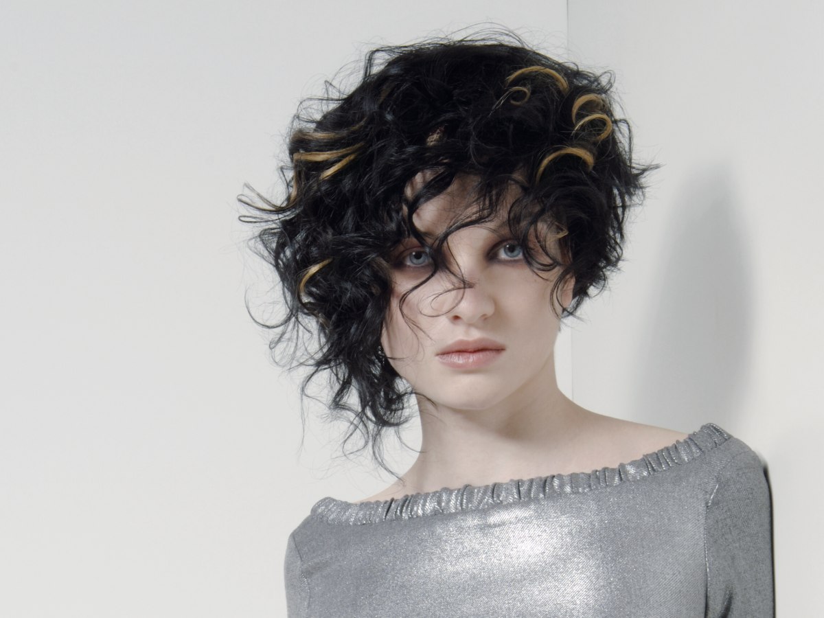 Kort haar met een donkere kleur en grote krullen