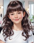 Meisjeskapsel met krullen en een rechte pony