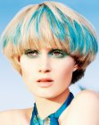 blond haar met blauwe stroken