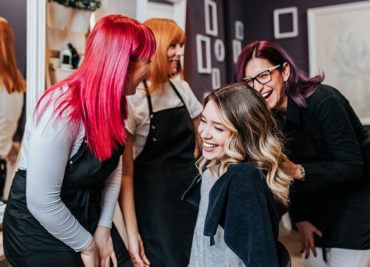 Vrouwen met modieuze haarkleuren