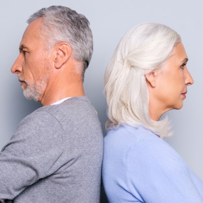 Man en vrouw met grijs haar
