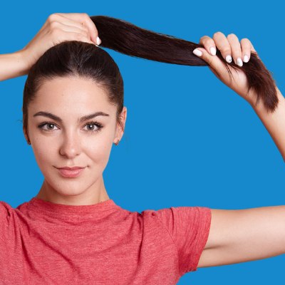 Vrouw met haar haren in een staartje