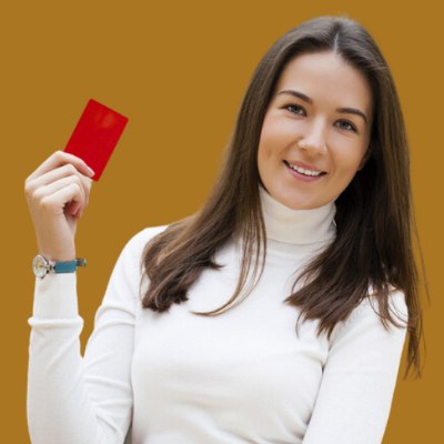 Vrouw met mooi haar en betaalkaart
