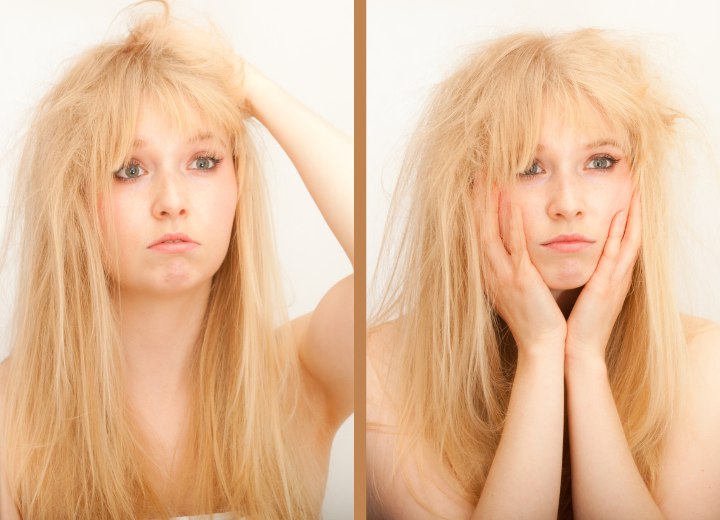 Vrouw die probelemen heeft met haar lange haren