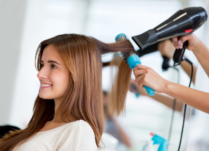 Haar stylen met een haardroger en ronde borstel