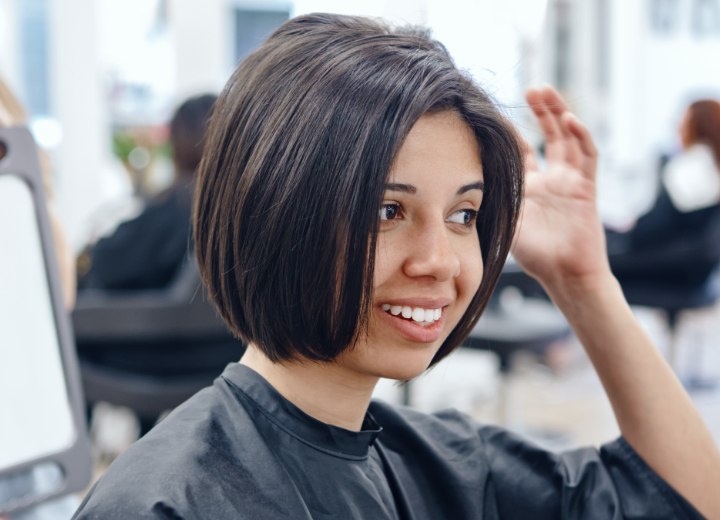 Meisje na het veranderen van haar lang haar in een kort kapsel