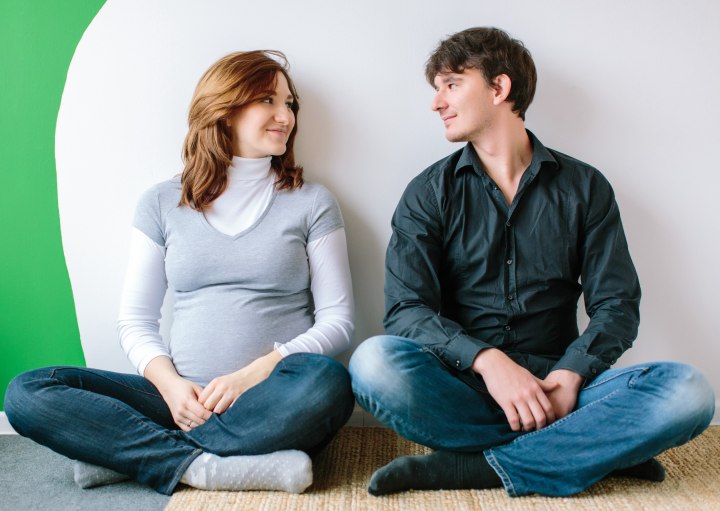 Zwangere vrouw met lang haar, samen met haar partner