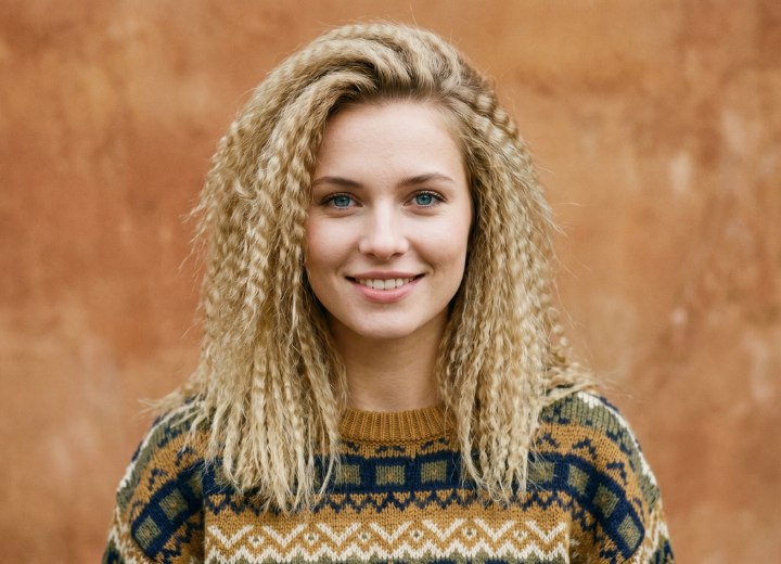 Jaren 90 look met gewafeld haar
