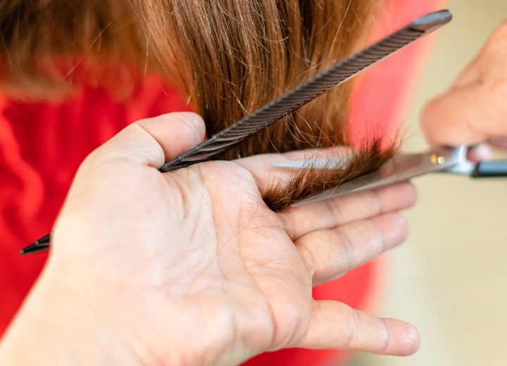 Het bijknippen van lang haar om dode punten te verwijderen