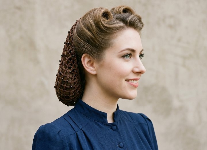 Jaren 40 haar met een haarnetje of snood