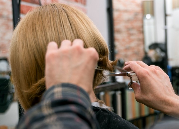 Haar kort knippen in een opgeknipte bob