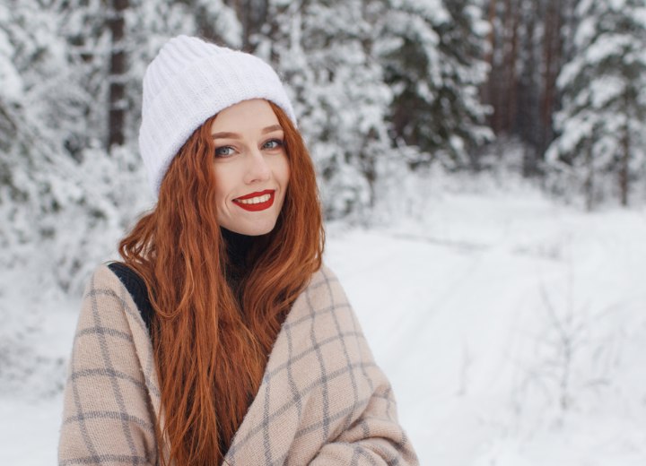 Vrouw met lang rood haar tijdens de winter