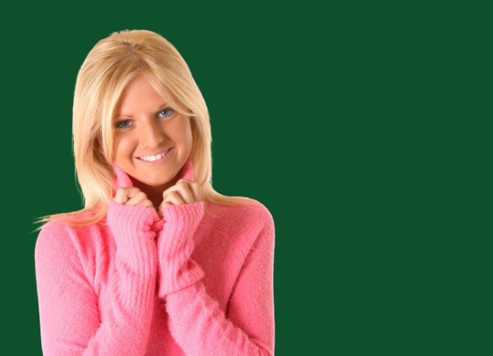 Meisje met een wollen trui en lang blond haar