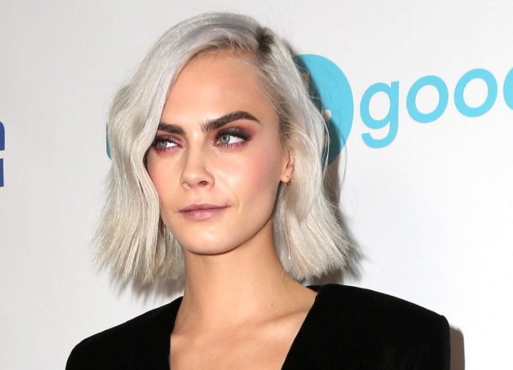 Cara Delevingne met grijs haar