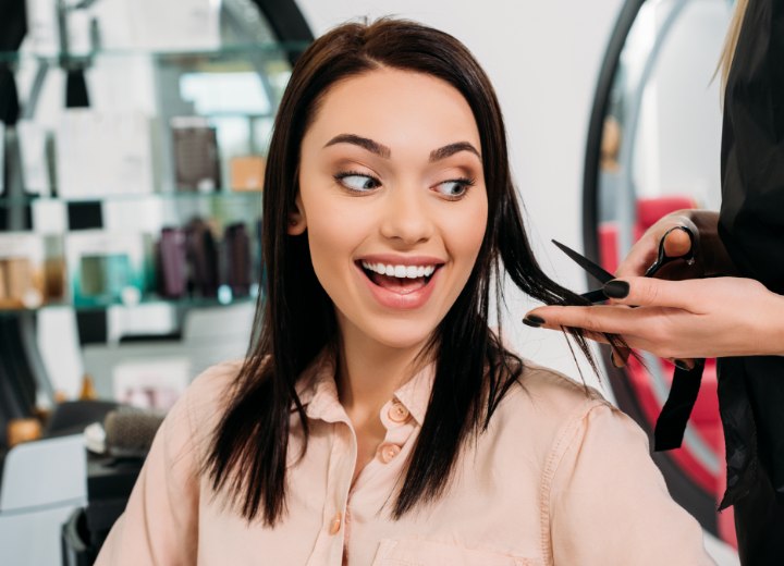 Vrouw die klaar is om haar lang haar af te knippen