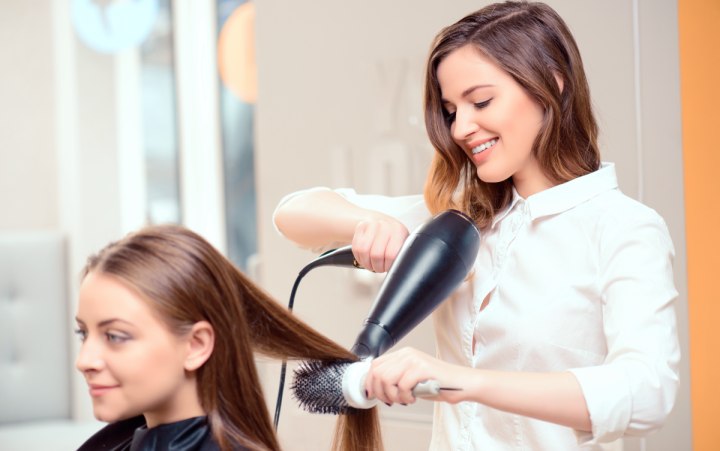 Het haar afwerken in een kapsalon