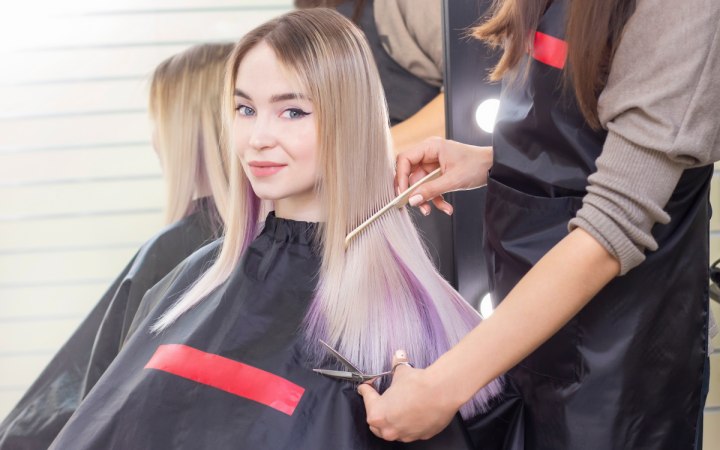 Haar knippen in het kapsalon