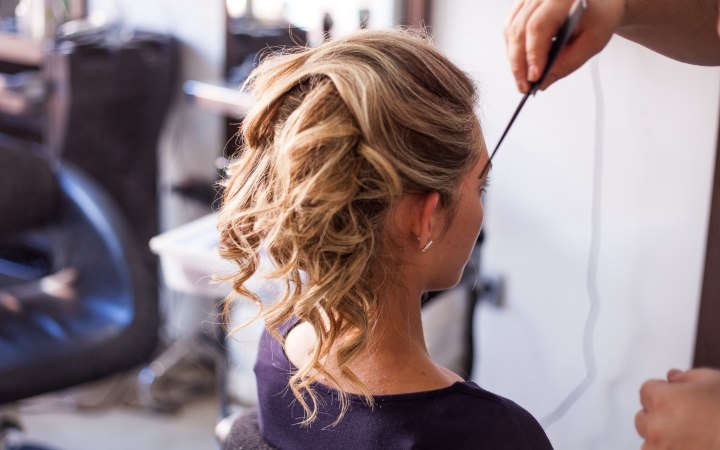 Haar opmaken in het kapsalon