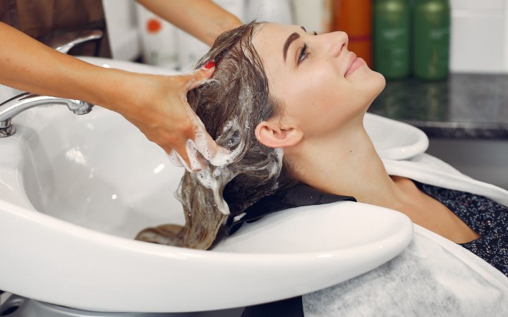 Haar wassen in het kapsalon