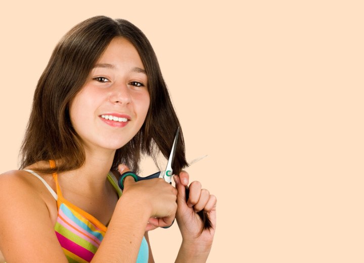 Meisje dat haar lange haren afknipt