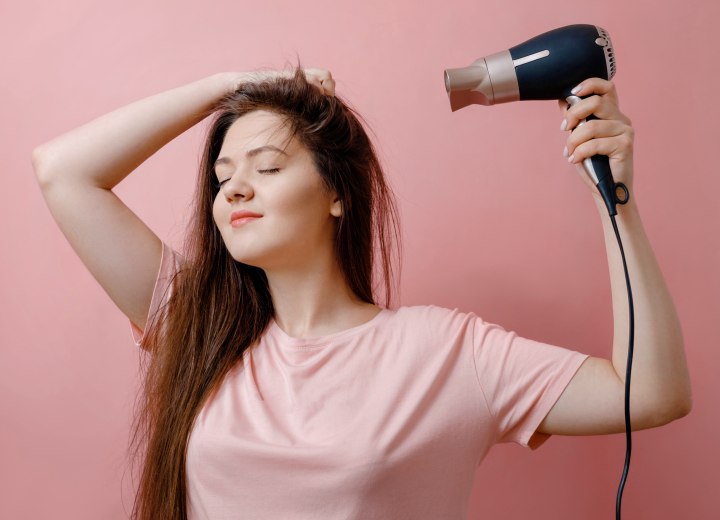 Meisje met een haardroger