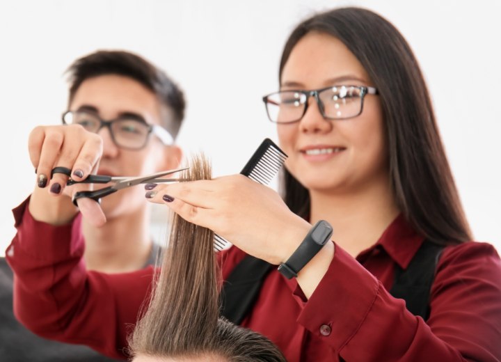 Gratis haarsnit in een kappersschool