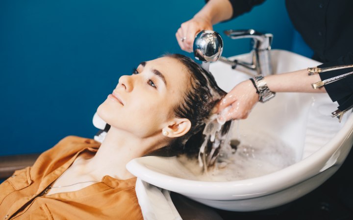 Haren wassen in het kapsalon