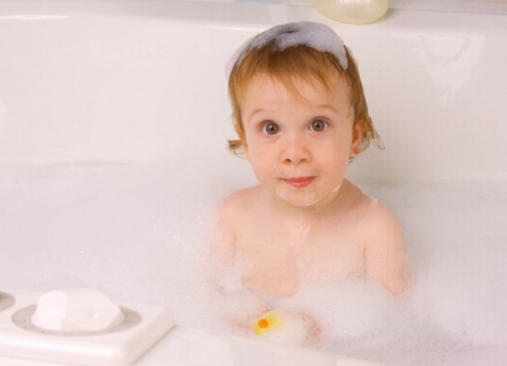 Jongetje in het bad