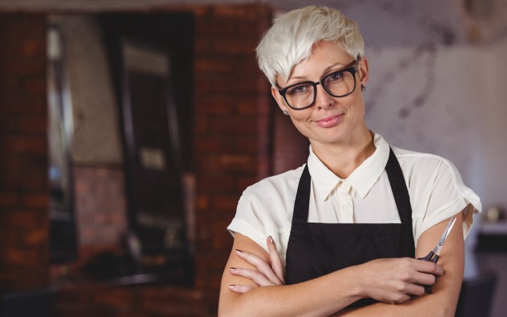 Kapster met kortgeknipt blond haar